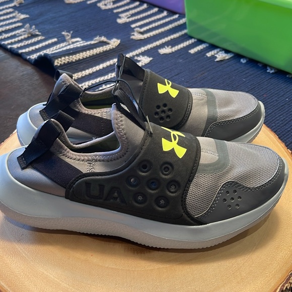 Under Armour slip on foam shoes, NWOT size 7Y gray, and black - Picture 5 of 11